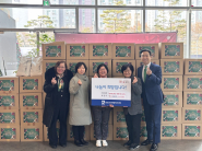 더사랑의교회에서 광교2동 행정복지센터에 후원물품을 전달하는 모습.