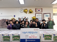 광교2동 주민자치센터 수강생들이 광교2동 행정복지센터에 라면을 전달하는 모습.