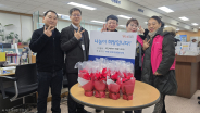세류3동지역사회보장협의체에서 반려식물을 전달하고 있다. 