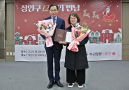 장안구청장과 표창수상자가 함께 표창을 들고 밝게 웃고 있다.