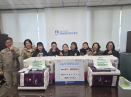 후원물품 전달식을 진행중이다.