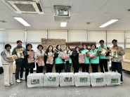 SK청솔노인복지관에서 교보생명 임직원 봉사자가 혹한기 물품 전달식을 기념하고 있다.