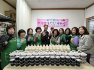 세류3동 새마을부녀회가 홀몸어르신 위한 정성 가득한 반찬을 전달하고 있다.