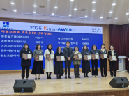 2025년 권선구 자랑스런 보육인 10명이 표창을 수여하고 있다.
