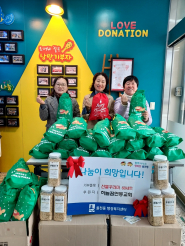 하늘꿈연동교회 금요전도팀장이 산타꾸러미 60세트를 기부하고 있다