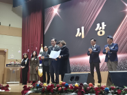 (주)늘푸른세상 이욱자 대표가 이재준 수원특례시장으로부터 자활명장 인증패를 수여받고있다. 