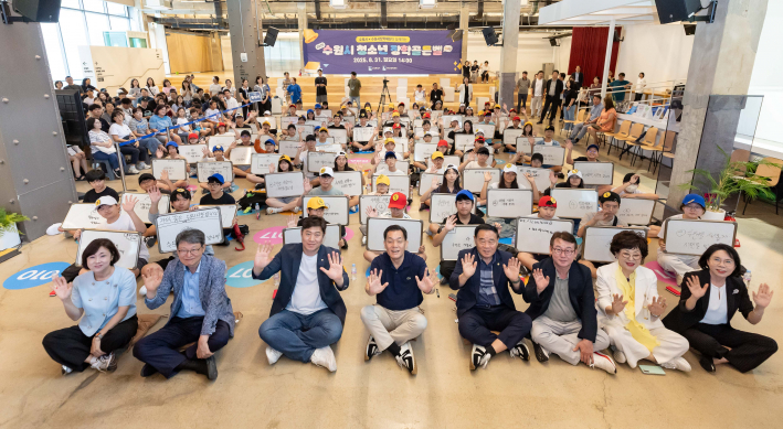 사진2)이재준 시장(앞줄 왼쪽 4번째부터), 이재식 수원시의회 의장 등이 2025 수원시 청소년 장학골든벨에 참가한 학생들과 함께하고 있다.    