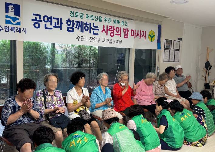 어르신들이 발 마사지를 받고 있는 모습