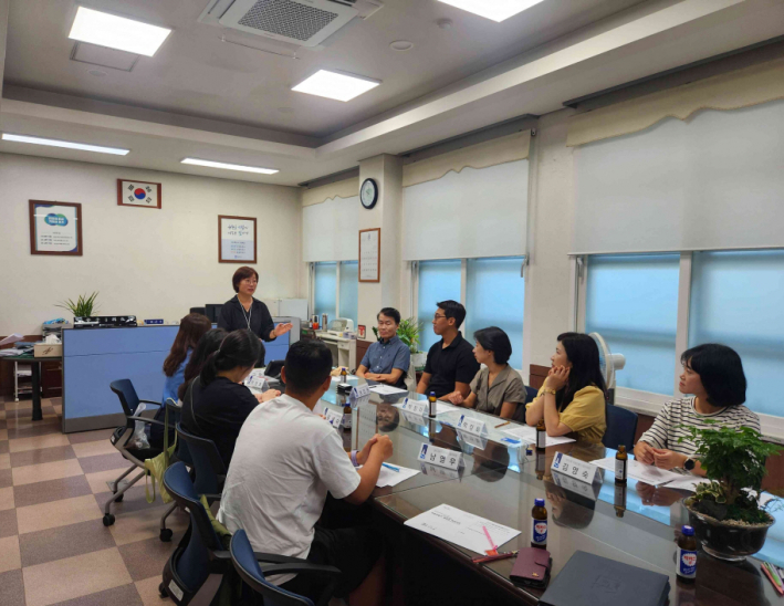 정자3동 행정복지센터 1층 동장실에서 마을만들기협의회 간담회를 진행 중이다.