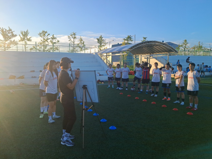 전 국가대표 강가애 선수가 팔달구 여성축구단을 지도하고 있다.