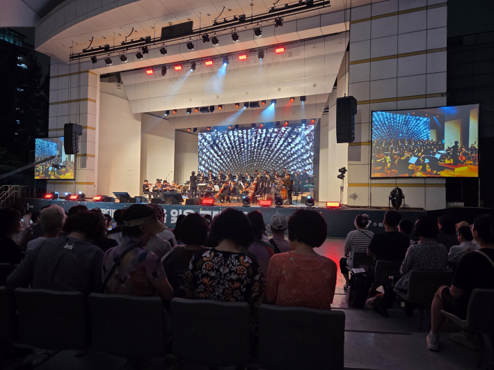 수원시립합창단과 프로젝트 팝스오케스트라의 협연                             (Sing, Sing, Sing)