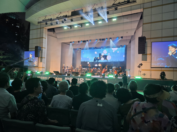 남성 5인조 중창단의 합창           (Piano Man)