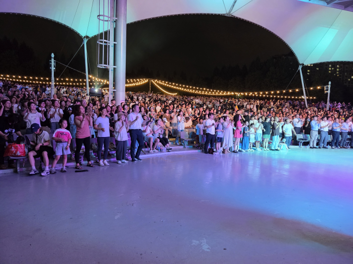 모두 일어서서 신나게 율동을