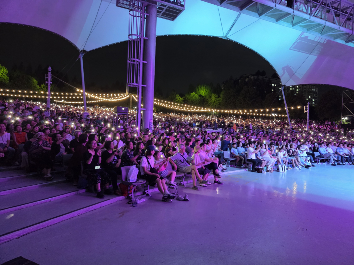 휴대폰 불빛으로 화답하는 관중
