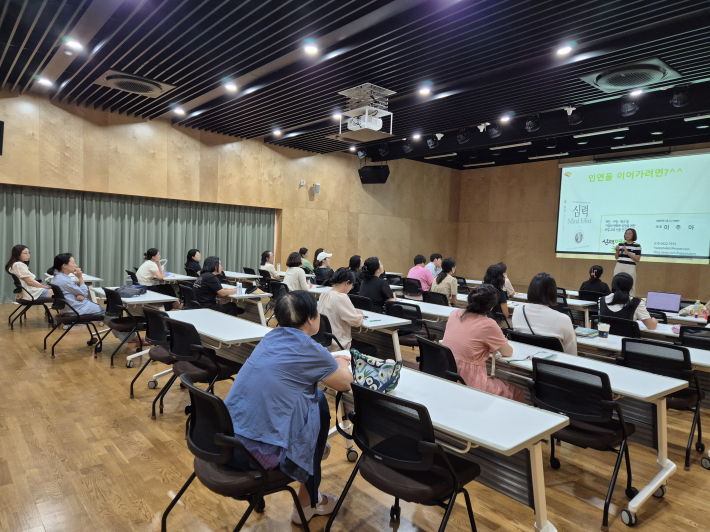 강연에서 특히 부모들의 마음을 사로잡은 부분은 양육과 훈육에 대한 새로운 관점이었다! 