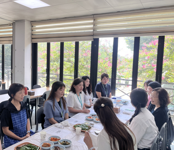 아동통합사례관리사 간담회를 진행하고 있다.