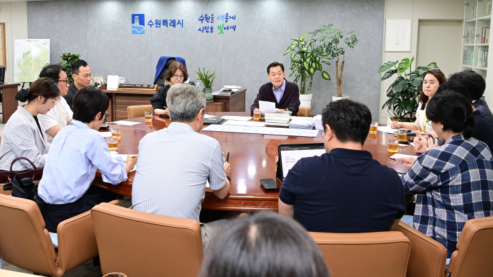 사진5) 이재준 수원시장과 우리동네 자치계획 수립지원단 튜터진이 간담회를 하고 있다.    