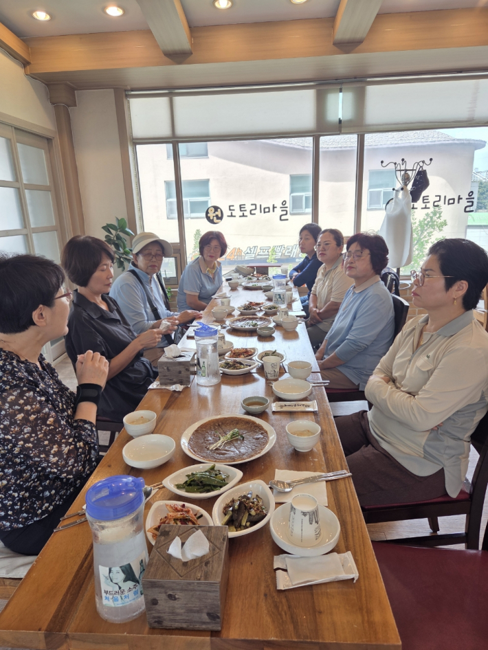 허순옥동장과 음료배달 매니저들이 안부확인 사업에 대해 이야기를 나누고 있다.