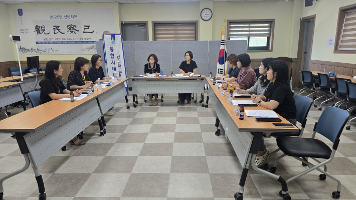 조원1동 행정복지센터에서 조원1동 건강복지팀, 수원시 노인정신건강복지센터, 장안구 보건소 치매안심센터 관계자들이 모여 통합사례회의를 진행하고 있다. 