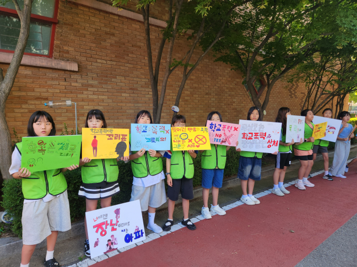 캠페인을 하고 있는 통통봉사단