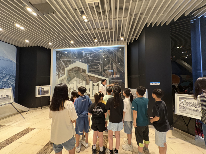 지역아동센터 아동들이 고생향토문화전시관을 견학하고 있다