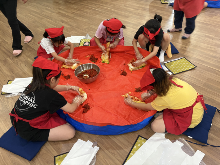 풍미식품에서 김치만들기 체험을 하고있다