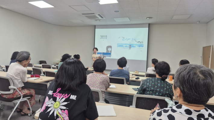 그림책을 소개하고 있는 모습