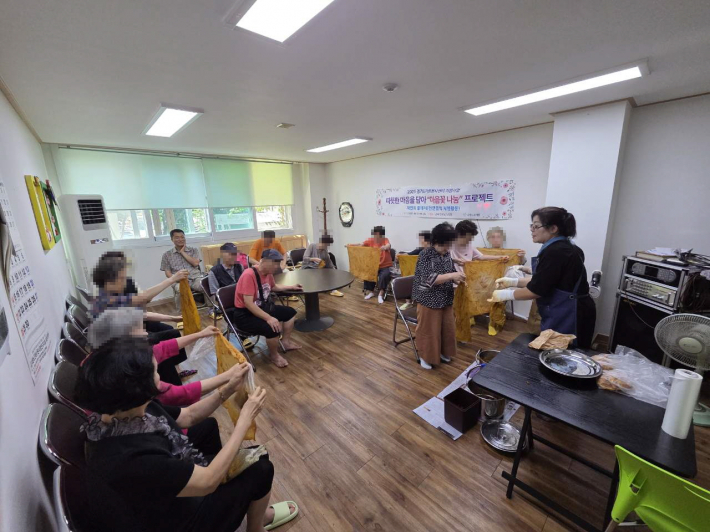 주공뉴타운 경로당 프로그램 종료 후 결과물을 들고 있는 사진이다.