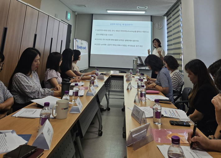 슈퍼비전 회의를 진행하고 있다