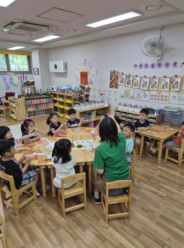 금곡동 가온초등학교병설유치원에서 밀랍초를 활용한 환경 교육이 열렸다