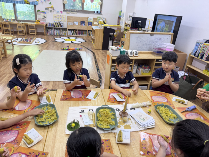 아이들이 직접 밀랍초 만드는 모습