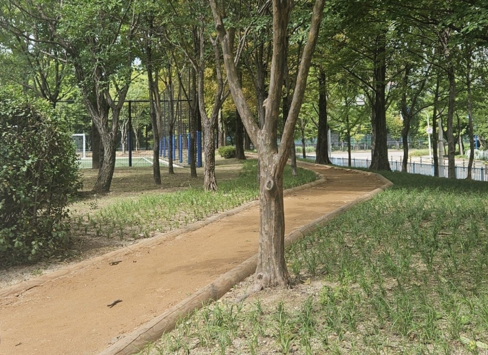 샘내공원에 조성한 맨발산책로 전경이다.