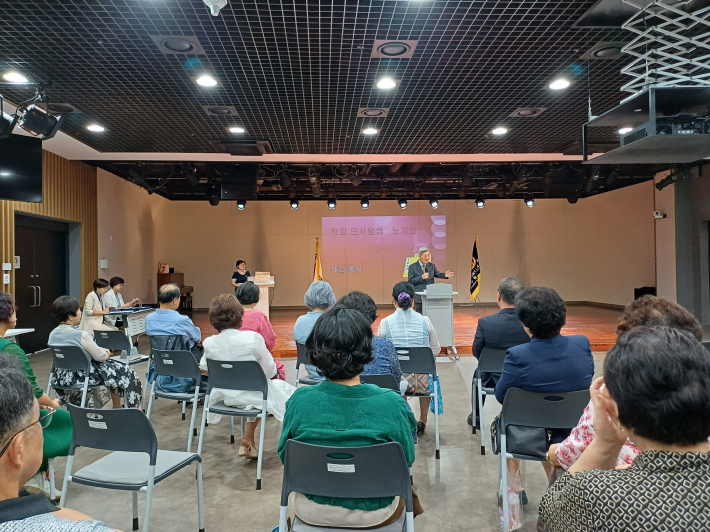 수원문학대학 노재현 학장의 인사말 전경