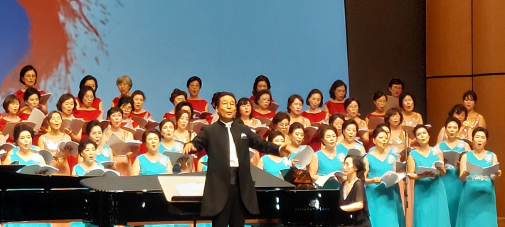 송흥섭 지휘자가 연합합창단과 관객이 함께 부르는 앵콜곡 '아리랑'을 지휘하고 있다.