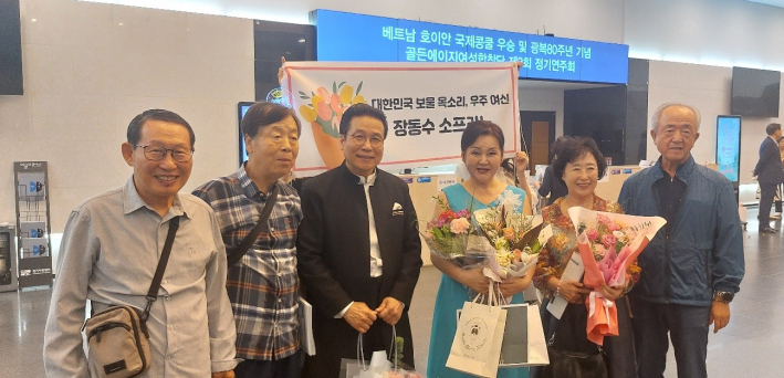 연주회 후 송흥섭 지휘자(전 안양대 음대 겸임교수, 가운데)가 교직 선배들과 포즈를 취했다.    