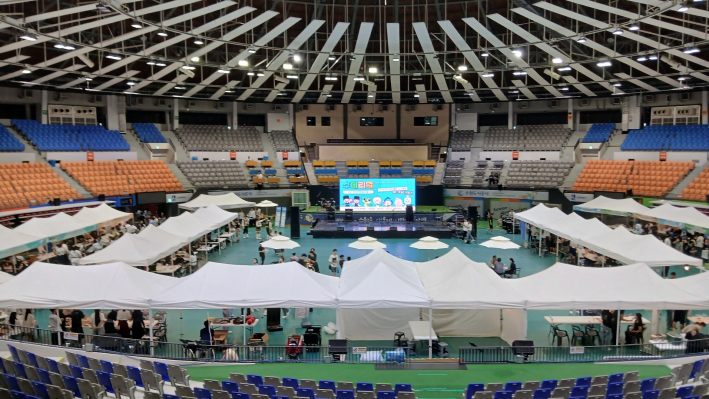 다채로운 부수와 공연장 무대 장면