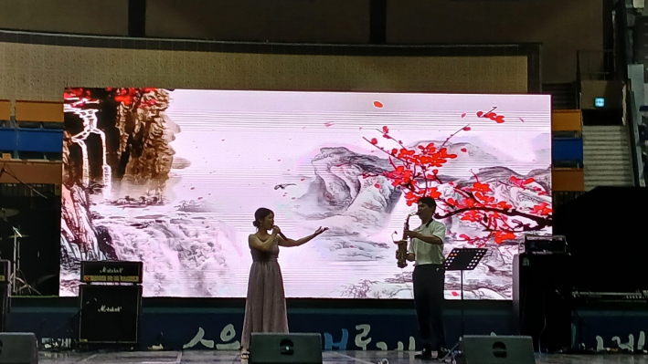 김민경 소프라노와 샌소폰 연주 장면