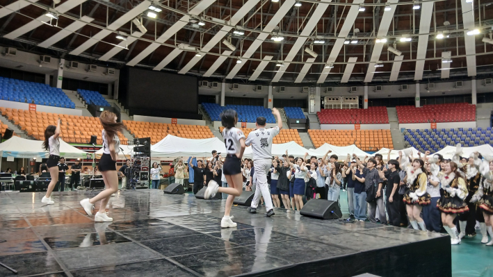 인기 있는 KT 응원단 공연 장면