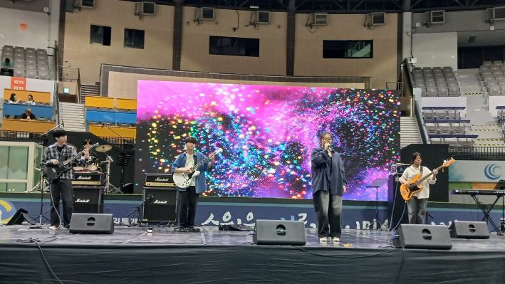 동남 보건대 DNMC 밴드 공연 장면