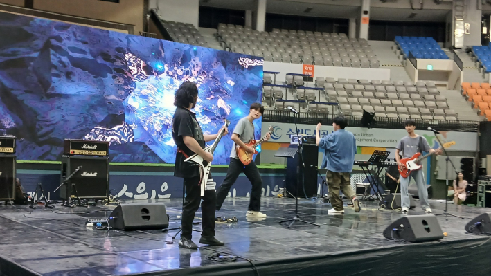 성균관대 화려한 '혈통'밴드 공연 장면