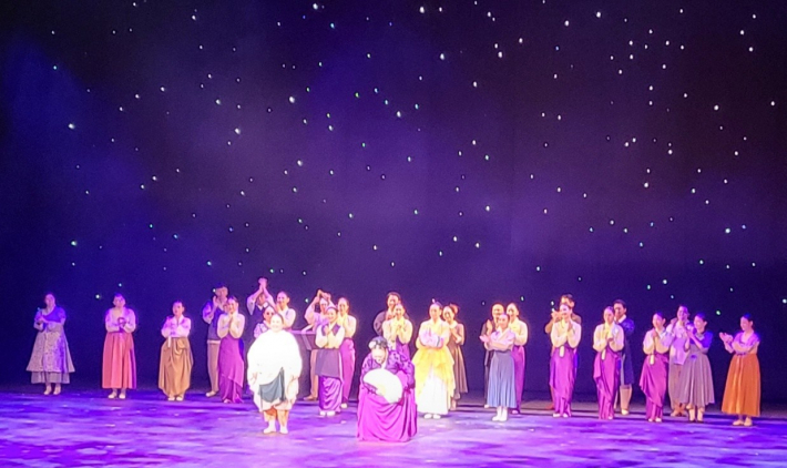 커튼콜을 받고 배우들이 나와 관객들에게 인사하고 있다.