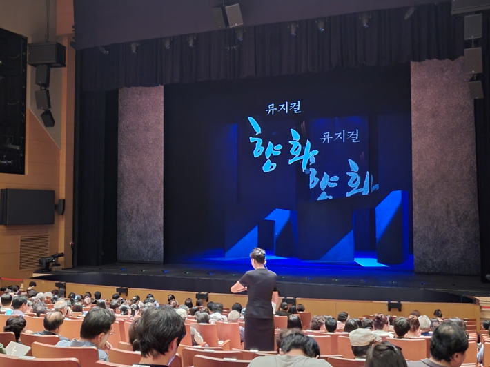 매회 좌석 매진으로 객석을 꽉 메운 관객들로 빈자리가 보이지 않는다.