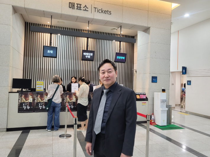 수원시립예술단 김용주 사무국장이 예술 분야에서 공공기관의 역할에 대하여 강조해 설명해 주고 있다. 