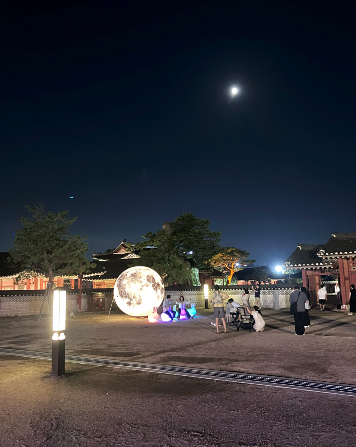 행궁에서 달빛을 즐기는 가족들
