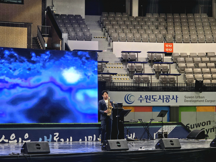 오프닝 색소폰 공연 