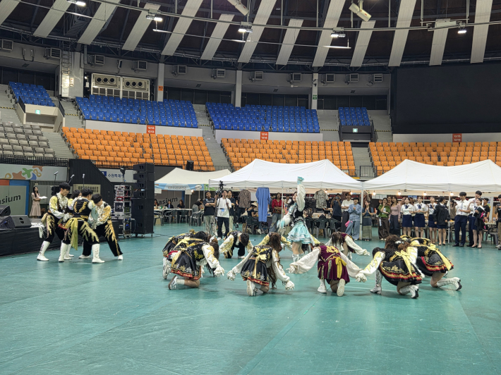 응원단의 군무 모습