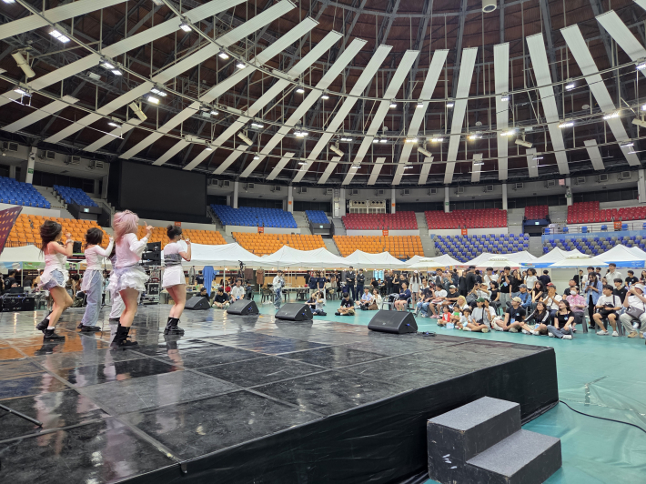 댄스 동아리 공연과 관객 전경