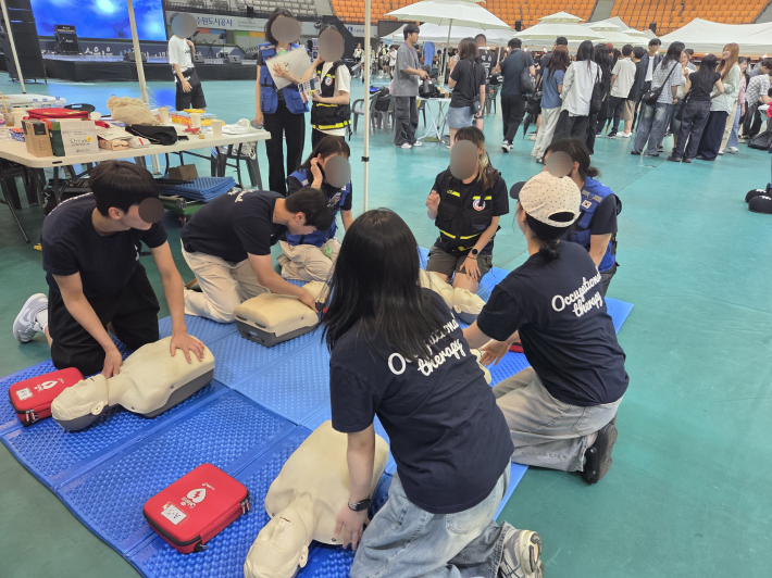 응급구조학과 심폐소생술 체험 모습