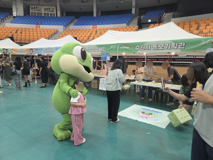 수원이 캐릭터와 수원시 홍보기획관 부스