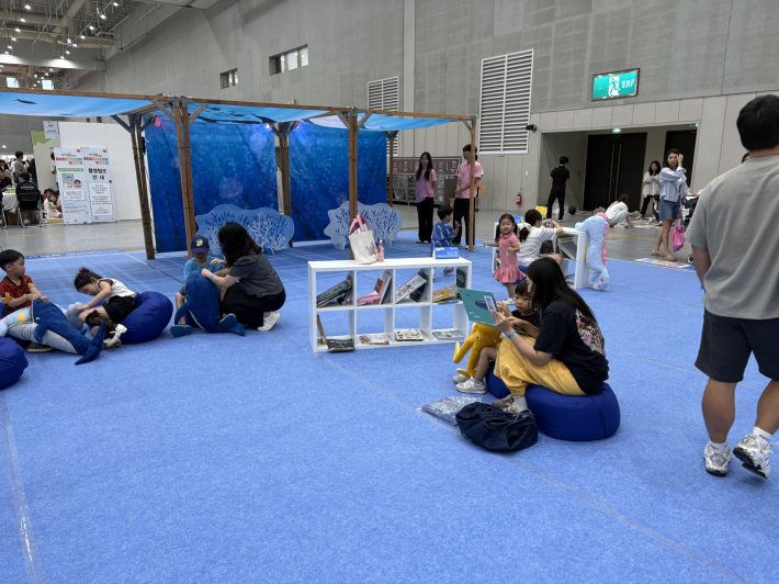 바다마녀의 실험실에서 책을 읽고 있는 사람들